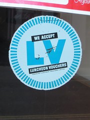 Anglų lietuvių žodynas. Žodis luncheon-voucher reiškia n priešpiečių talonas (įmonės išduodamas darbininkams) lietuviškai.