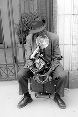 Anglų lietuvių žodynas. Žodis camera-man reiškia n 1) (filmų) operatorius; 2) fotoreporteris lietuviškai.