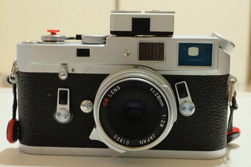Leica M4にRICOH GR 28mm/f2.8 レンズ Lマウント装着レンズフード無し正面