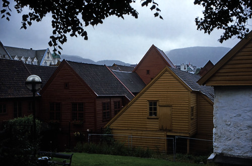 Norwegen 1998 (104) Bergen: Bryggen • <a style="font-size:0.8em;" href="http://www.flickr.com/photos/69570948@N04/34908113615/" target="_blank">Auf Flickr ansehen</a>