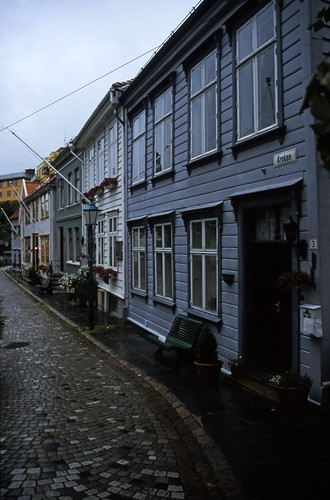 Norwegen 1998 (103) Bergen: Kroken • <a style="font-size:0.8em;" href="http://www.flickr.com/photos/69570948@N04/34520866780/" target="_blank">Auf Flickr ansehen</a>