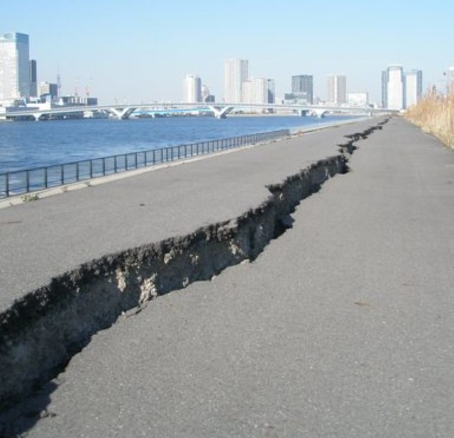 福島県沖の地震で地割れするのが、東京湾の...