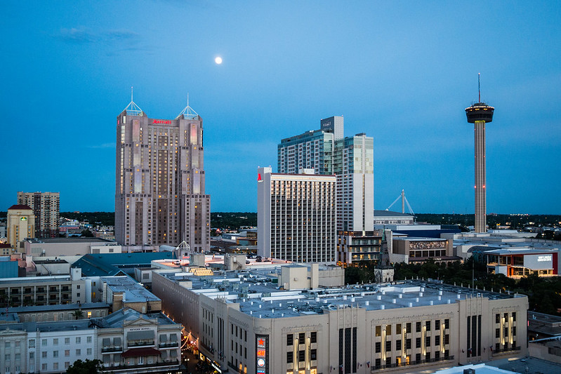 Moonrise Over San Antonio<br/>© <a href="https://flickr.com/people/88876166@N00" target="_blank" rel="nofollow">88876166@N00</a> (<a href="https://flickr.com/photo.gne?id=35471535610" target="_blank" rel="nofollow">Flickr</a>)
