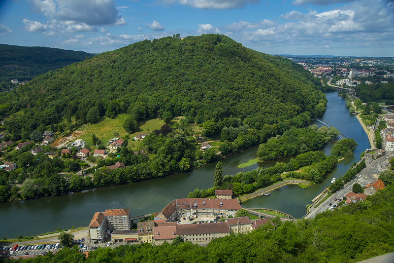 le doubs (view from the Besançon citadel)<br/>© <a href="https://flickr.com/people/31432921@N03" target="_blank" rel="nofollow">31432921@N03</a> (<a href="https://flickr.com/photo.gne?id=35743283451" target="_blank" rel="nofollow">Flickr</a>)