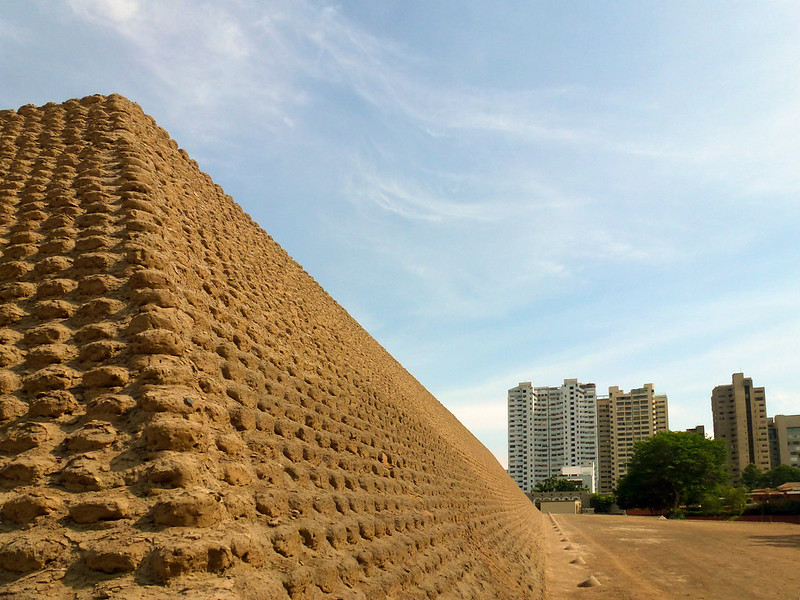 Old and new buildings- Huaca Huallamarca, San Isidro, Peru<br/>© <a href="https://flickr.com/people/45423546@N07" target="_blank" rel="nofollow">45423546@N07</a> (<a href="https://flickr.com/photo.gne?id=35742794111" target="_blank" rel="nofollow">Flickr</a>)