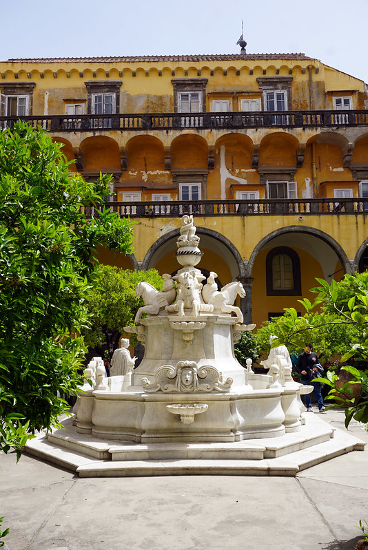 Courtyard of the monastery of San Gregorio Armeno in Naples, Italy<br/>© <a href="https://flickr.com/people/38743501@N08" target="_blank" rel="nofollow">38743501@N08</a> (<a href="https://flickr.com/photo.gne?id=36251649396" target="_blank" rel="nofollow">Flickr</a>)