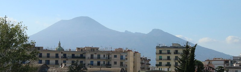 Mount Vesuvius and modern Pompeii<br/>© <a href="https://flickr.com/people/58415659@N00" target="_blank" rel="nofollow">58415659@N00</a> (<a href="https://flickr.com/photo.gne?id=35504235974" target="_blank" rel="nofollow">Flickr</a>)