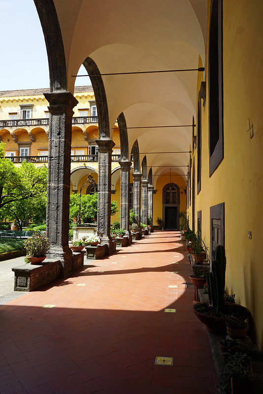 Courtyard of the monastery of San Gregorio Armeno in Naples, Italy<br/>© <a href="https://flickr.com/people/38743501@N08" target="_blank" rel="nofollow">38743501@N08</a> (<a href="https://flickr.com/photo.gne?id=36159946051" target="_blank" rel="nofollow">Flickr</a>)