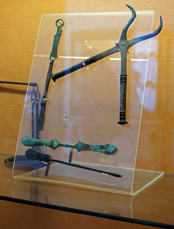 Medical and surgical instruments - National Archaeological Museum, Naples, Italy<br/>© <a href="https://flickr.com/people/38743501@N08" target="_blank" rel="nofollow">38743501@N08</a> (<a href="https://flickr.com/photo.gne?id=35908587691" target="_blank" rel="nofollow">Flickr</a>)