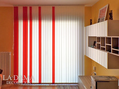 CORTINA VERTICAL ROJA Y BLANCA • <a style="font-size:0.8em;" href="http://www.flickr.com/photos/67662386@N08/37157979111/" target="_blank">View on Flickr</a>