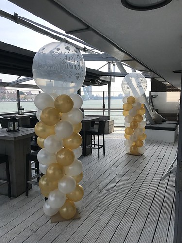 Balloon Column Wide Round Wedding Trouwlocatie with view on the Erasmusbrug Eau Lounge Rotterdam