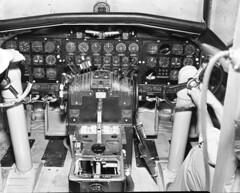 Anglų lietuvių žodynas. Žodis cockpit reiškia n 1) gaidžių peštynių vieta; 2) av. atvira kabina lietuviškai.