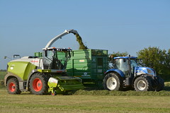 Claas Jaguar 970 SPFH filling a Smyth Trailer drawn by a New Holland T7.210 Tractor