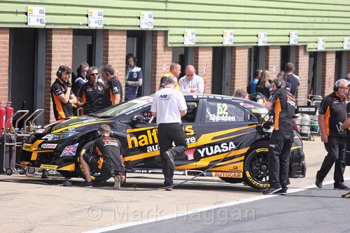 Gordon Shedden in the pits during the Snetterton BTCC rounds, July 2017