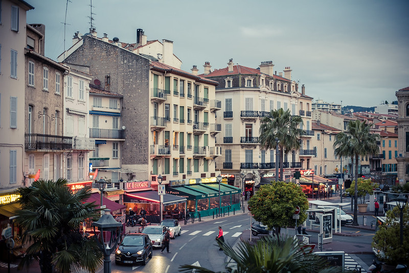 Streets of Cannes<br/>© <a href="https://flickr.com/people/7449712@N02" target="_blank" rel="nofollow">7449712@N02</a> (<a href="https://flickr.com/photo.gne?id=35602072383" target="_blank" rel="nofollow">Flickr</a>)