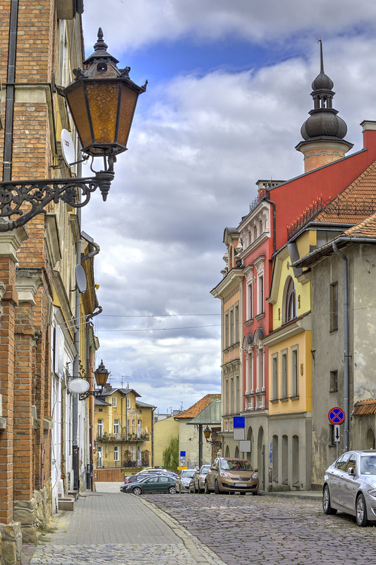 Street in Old Town, Tarnow, Poland<br/>© <a href="https://flickr.com/people/34608298@N05" target="_blank" rel="nofollow">34608298@N05</a> (<a href="https://flickr.com/photo.gne?id=36877294030" target="_blank" rel="nofollow">Flickr</a>)