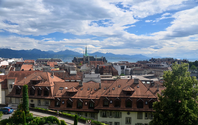 Lausanne from cathedral terrace<br/>© <a href="https://flickr.com/people/133753799@N04" target="_blank" rel="nofollow">133753799@N04</a> (<a href="https://flickr.com/photo.gne?id=37224808462" target="_blank" rel="nofollow">Flickr</a>)