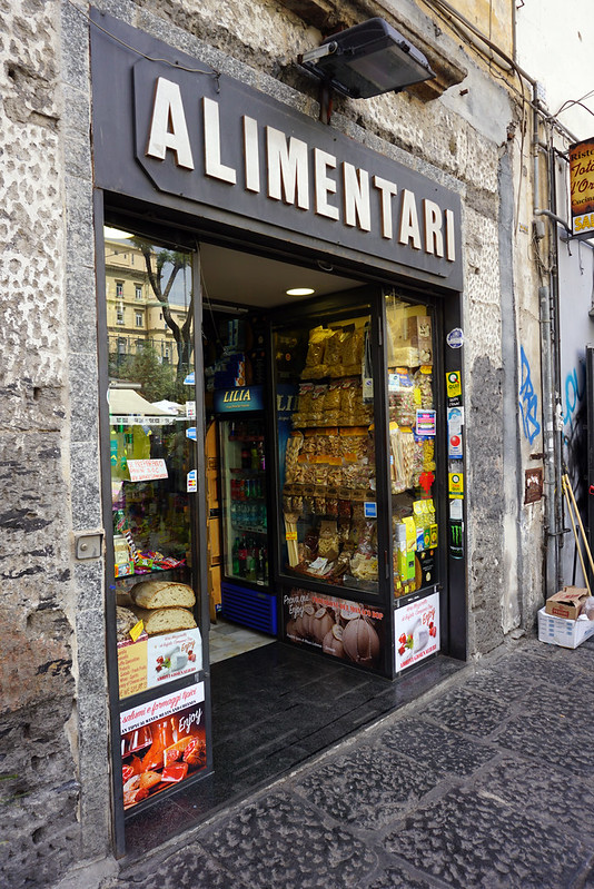 Grocery shop in Naples' historic old town<br/>© <a href="https://flickr.com/people/38743501@N08" target="_blank" rel="nofollow">38743501@N08</a> (<a href="https://flickr.com/photo.gne?id=36191758761" target="_blank" rel="nofollow">Flickr</a>)