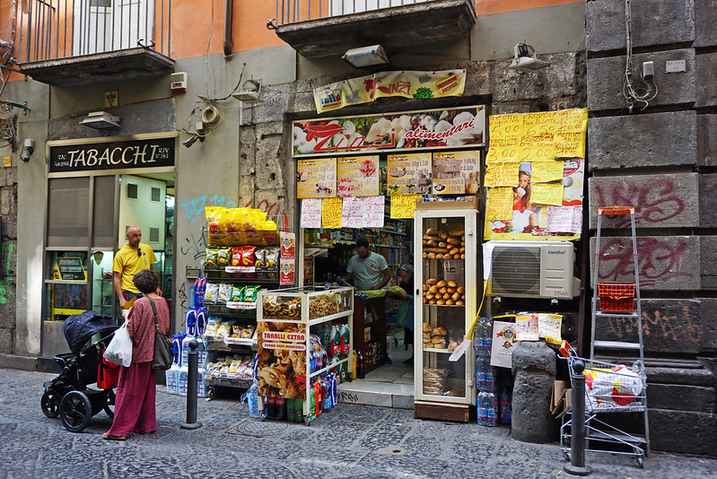 Grocery shop in Naples' historic old town<br/>© <a href="https://flickr.com/people/38743501@N08" target="_blank" rel="nofollow">38743501@N08</a> (<a href="https://flickr.com/photo.gne?id=36284137306" target="_blank" rel="nofollow">Flickr</a>)