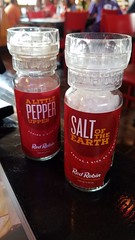 Anglų lietuvių žodynas. Žodis pepper-and-salt reiškia n kanapėta vilnonė medžiaga; attržilstelėjęs; kanapėtas lietuviškai.
