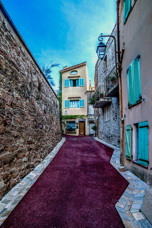 Cannes, Le Suquet<br/>© <a href="https://flickr.com/people/37981571@N06" target="_blank" rel="nofollow">37981571@N06</a> (<a href="https://flickr.com/photo.gne?id=36392297792" target="_blank" rel="nofollow">Flickr</a>)