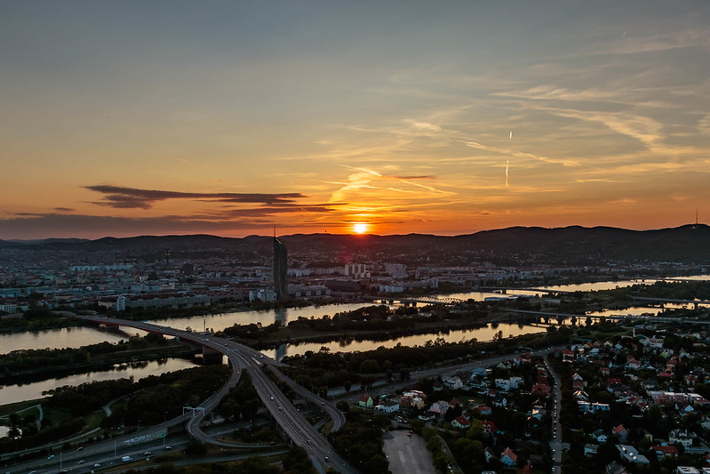 Sunset over Vienna<br/>© <a href="https://flickr.com/people/57347618@N02" target="_blank" rel="nofollow">57347618@N02</a> (<a href="https://flickr.com/photo.gne?id=36325727443" target="_blank" rel="nofollow">Flickr</a>)