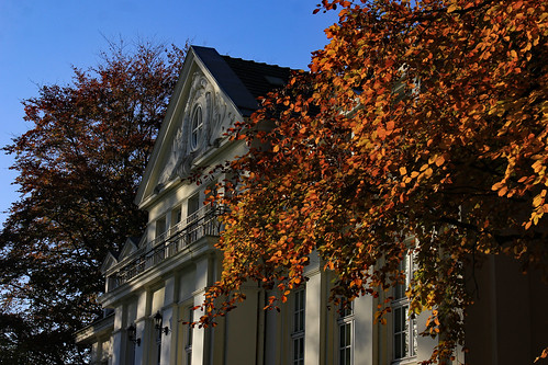 Herrenhaus Stift im Herbst (04) • <a style="font-size:0.8em;" href="http://www.flickr.com/photos/69570948@N04/38220158461/" target="_blank">Auf Flickr ansehen</a>