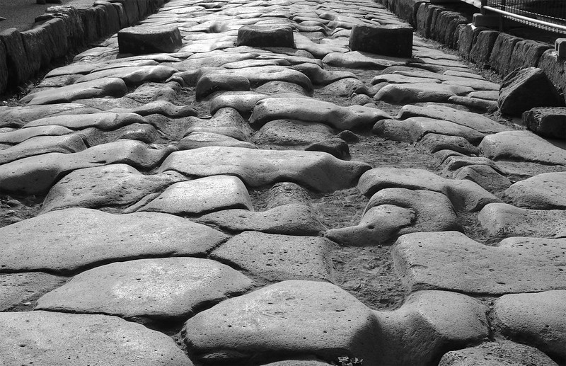 Street in Old Pompeii<br/>© <a href="https://flickr.com/people/8719755@N06" target="_blank" rel="nofollow">8719755@N06</a> (<a href="https://flickr.com/photo.gne?id=37893688096" target="_blank" rel="nofollow">Flickr</a>)