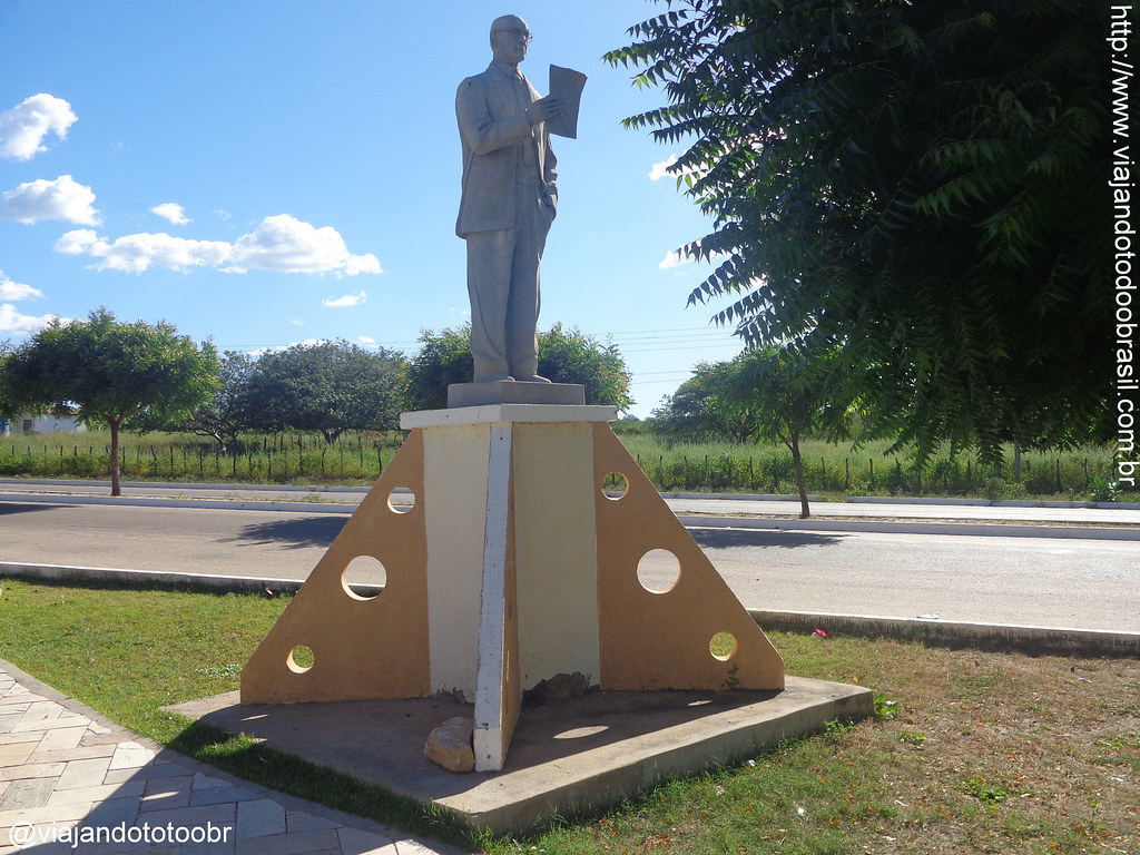 Resultado de imagem para imagem da estatua de olavo lacerda montenegro carnaubais