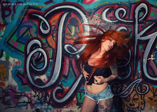 @alizeetassoni  📷 @andyweb ] ;)::\☮/>> http://www.elettrisonanti.net/galleria-fotografica  💣 #esserelibera   💟 #modella 💉 #redhead  #capellirossi 🎥 #elettritv  #tatuaggi  #murales #streetart #curve 🍑