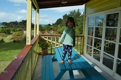 Kletterspezialistin Astrid zeigt sich mal von ihrer Prinzessinnen-Seite auf der Veranda.