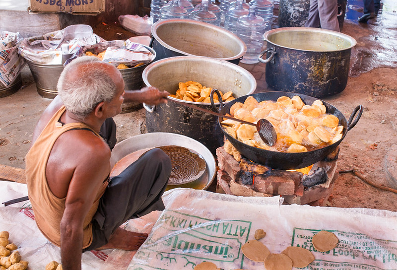 Indian man cooking fried bread.Jaipur India<br/>© <a href="https://flickr.com/people/44867445@N08" target="_blank" rel="nofollow">44867445@N08</a> (<a href="https://flickr.com/photo.gne?id=36924721874" target="_blank" rel="nofollow">Flickr</a>)