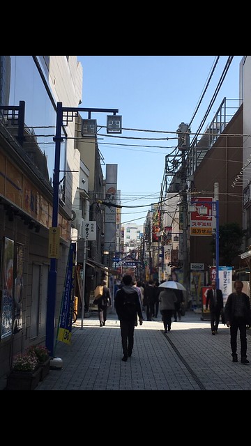 神田駅まで歩く途中が商店街になっています...