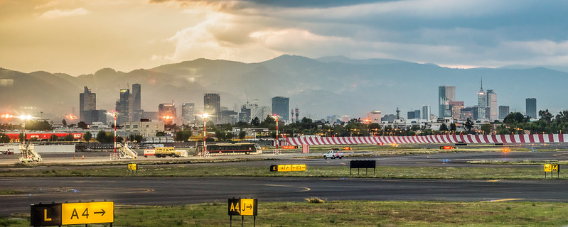 Mexico City Airport and Downtown<br/>© <a href="https://flickr.com/people/111245738@N08" target="_blank" rel="nofollow">111245738@N08</a> (<a href="https://flickr.com/photo.gne?id=37380031620" target="_blank" rel="nofollow">Flickr</a>)
