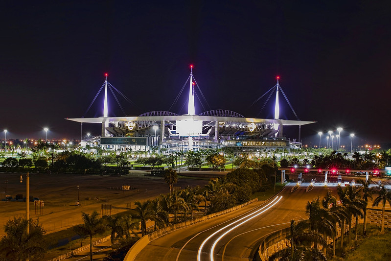 Hard Rock Stadium, 347 Don Shula Drive, Miami Gardens, Florida, USA / Opened: August 16, 1987 / Architects: Populous (then HOK Sport) ; HOK (2016 renovation)<br/>© <a href="https://flickr.com/people/126251698@N03" target="_blank" rel="nofollow">126251698@N03</a> (<a href="https://flickr.com/photo.gne?id=36978379753" target="_blank" rel="nofollow">Flickr</a>)