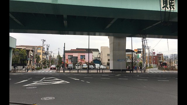 渡って右側の熊野前陸橋の高架下交差点を見...