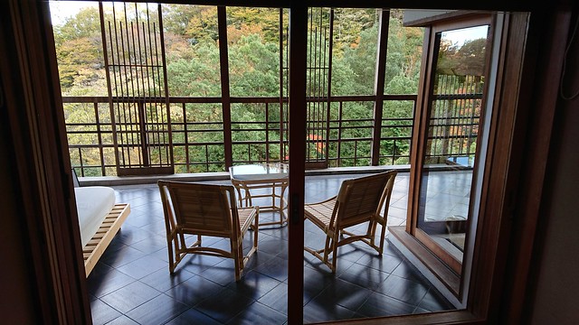 紅葉の季節、箱根の某旅館の部屋から庭園を...