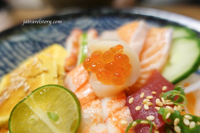 【基隆美食】新派壽司料理－特上生魚丼有干貝和鮭魚卵只要$180，招牌炙燒鮭魚丼香氣十足！基隆平價日本料理 @J&amp;A的旅行