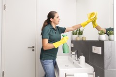 Anglų lietuvių žodynas. Žodis bathroom cleaner reiškia vonios kambarys švaresnis lietuviškai.