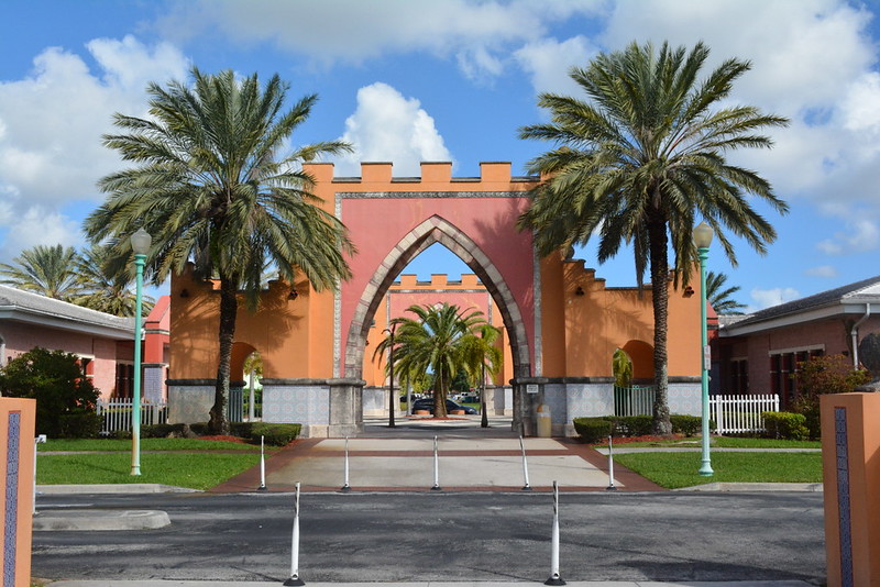 Opa-Locka, FL -  Opa-locka Thematic Resource Area (Moorish Revival Architecture) - City Offices<br/>© <a href="https://flickr.com/people/9549670@N05" target="_blank" rel="nofollow">9549670@N05</a> (<a href="https://flickr.com/photo.gne?id=39031035791" target="_blank" rel="nofollow">Flickr</a>)