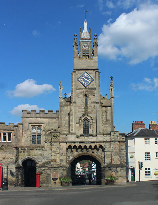 The East Gate and St Peter's Chapel, Warwick<br/>© <a href="https://flickr.com/people/135924873@N02" target="_blank" rel="nofollow">135924873@N02</a> (<a href="https://flickr.com/photo.gne?id=24810094658" target="_blank" rel="nofollow">Flickr</a>)