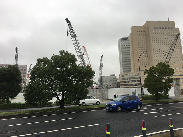 建設中物件の道を挟んで建設されている横浜...