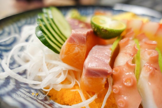 【基隆美食】新派壽司料理－特上生魚丼有干貝和鮭魚卵只要$180，招牌炙燒鮭魚丼香氣十足！基隆平價日本料理 @J&amp;A的旅行