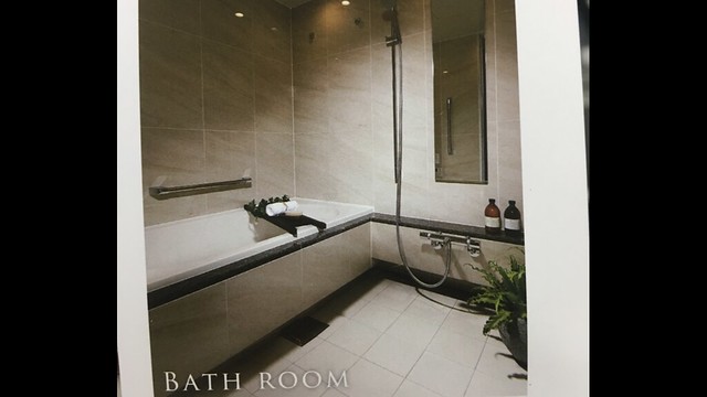 バスルームは浴室乾燥機付きで浴槽は162...