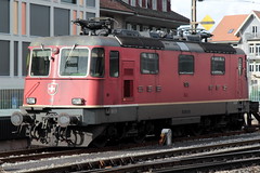 SBB Lokomotive Re 4/4 II 11311 ( Hersteller SLM Nr. 5174 - BBC MFO SAAS - Baujahr 1981 - Elektrolokomotive Bo'Bo' Triebfahrzeug ) am Bahnhof Thun im Berner Oberland im Kanton Bern der Schweiz