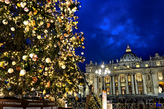 piazza San Pietro, Natale 2017 • <a style="font-size:0.8em;" href="http://www.flickr.com/photos/89679026@N00/25487422398/" target="_blank">View on Flickr</a>