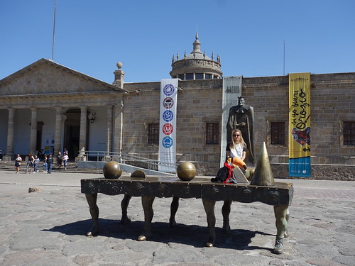 Pelico devant un des musées de la ville