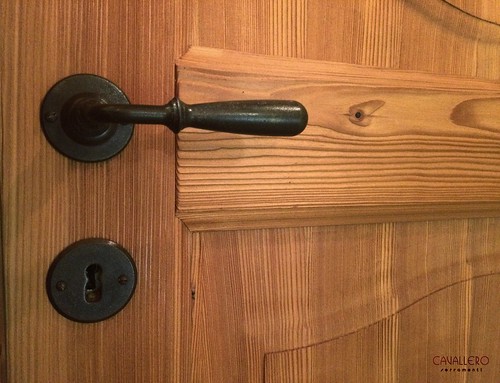Dettaglio porta interna in legno Larice BIO spazzolato