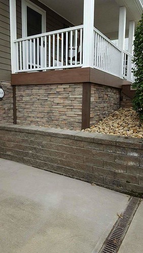 Custom Color - Dry Stack Stone - Residential Home • <a style="font-size:0.8em;" href="http://www.flickr.com/photos/107178405@N04/25992889648/" target="_blank">View on Flickr</a>