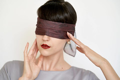 Anglų lietuvių žodynas. Žodis blindfold reiškia a 1) užrištomis akimis; 2) veikiąs akli;know one's way blind gerai žinoti kelią lietuviškai.